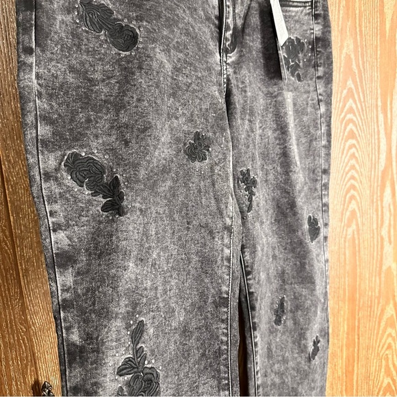 a.n.a NWT Women's Denim Jean Jeggings Sz 14 Black Embroidered Rose Design Pant - Picture 4 of 13